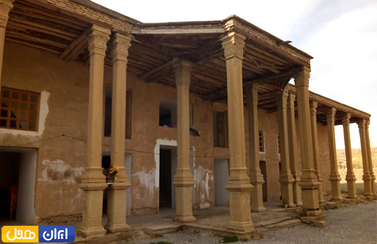 نمایی زیبا از قلعه تاریخی صمصام السلطنه با ستورن‌های محکم و دیوارهای آجری