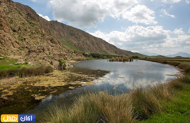 جاهای دیدنی کرمانشاه؛ از معبد آناهیتا تا بیستون زیبا! 18 تصویری زیبا و رویایی از تالاب هشیلان در فصل بهار در دامنه کوههای زاگرس