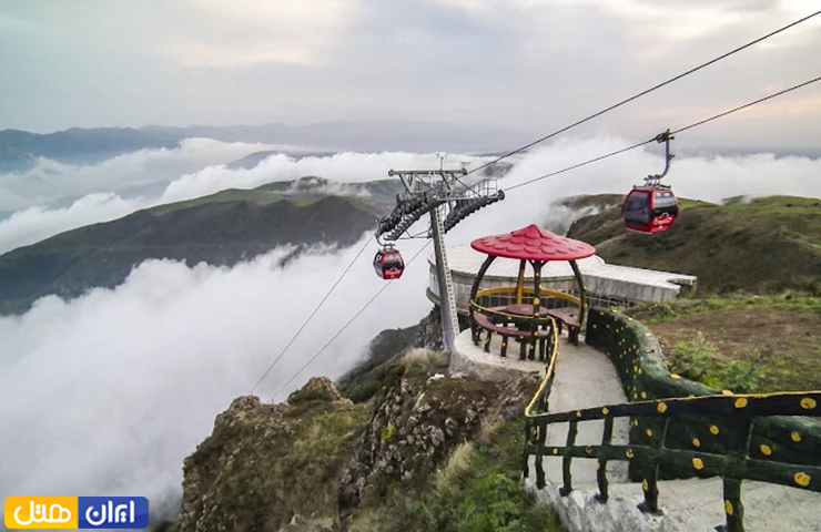 عکسی از تله کابین گردنه حیران بر فراز ابرها