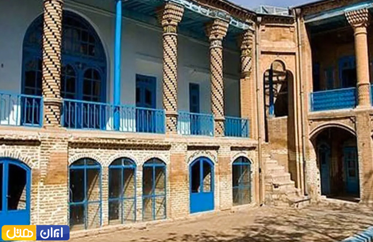 جاهای دیدنی کرمانشاه؛ از معبد آناهیتا تا بیستون زیبا! 28 عکسی از معماری دلنشین با نمای به رنگ سفید و آبی و بالکن با صفا در خانه تاریخی باروخ کرمانشاه