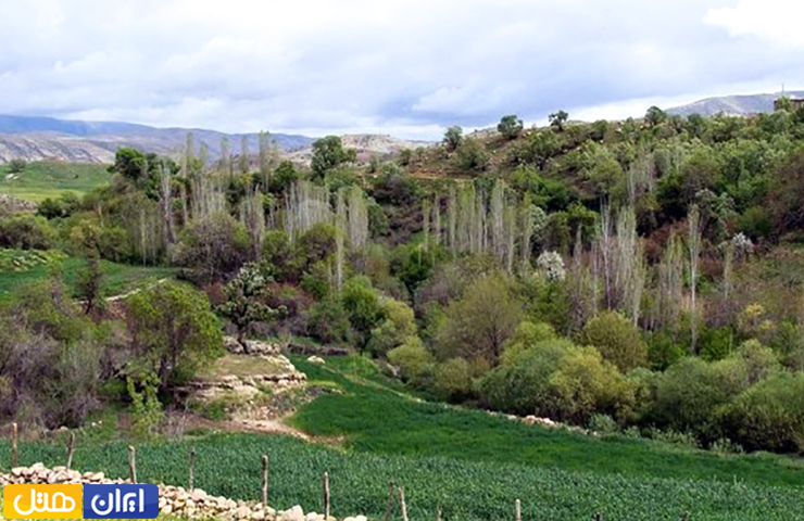 نمای چشم‌نواز از روستای کلم ایلام در کنار رودخانه و باغ‌های سرسبز