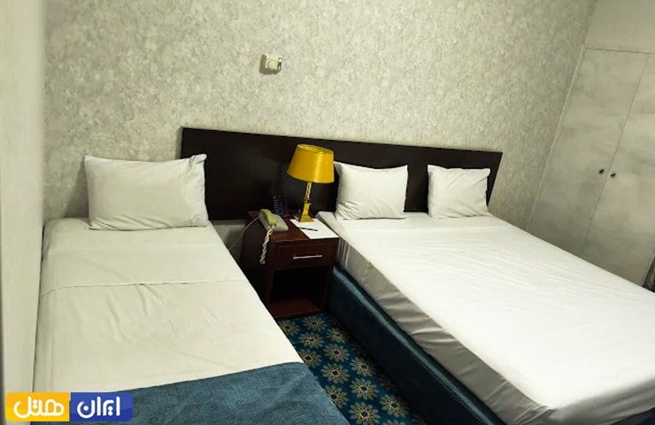 عکسی از اتاق سه نفره با فضایی دلنشین در هتل پارسیان شهرکرد
