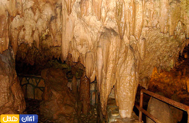 جاهای دیدنی کرمانشاه؛ از معبد آناهیتا تا بیستون زیبا! 15 قندیلهای آویزان شده در محوطه داخلی غار زیبای قوری قلعه