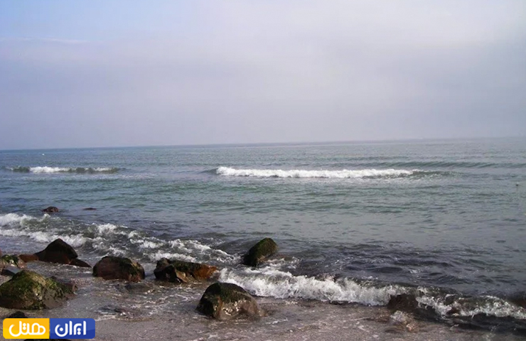 ساحل آرام و بکر صدف در یک روز پاییزی 