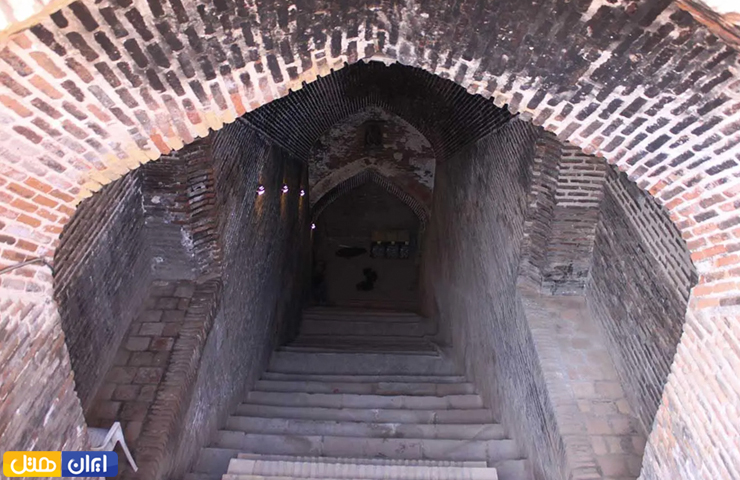 جاهای دیدنی قزوین، از الموت پر رمز و راز تا طبیعت چشمنواز 26 پلههای ورودی آب انبار اجری زنانه بازار رو به سوی زمین