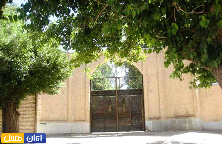 درب فلزی بزرگ قلعه شمس آباد شهرکرد با دیوارهای آجری