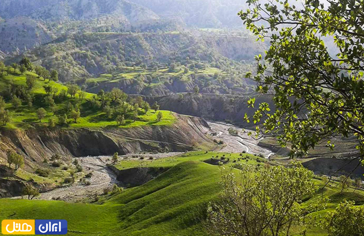بهار دلکش با رودی جاری و زمینی سبز پوش در پارک ششدار از جاهای دیدنی ایلام