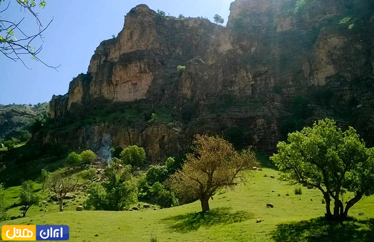 کوه‌های بلند و استوار و درختان بلوط در طبیعت سرسبز پارک جنگلی ششدار ایلام