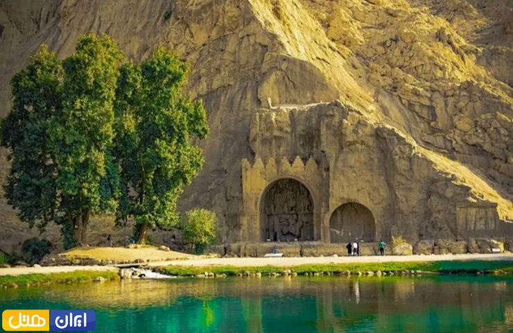 جاهای دیدنی کرمانشاه؛ از معبد آناهیتا تا بیستون زیبا! 1 بهاری زیبا و سر سبز در محوطه روبروی طاق بستان کرمانشاه