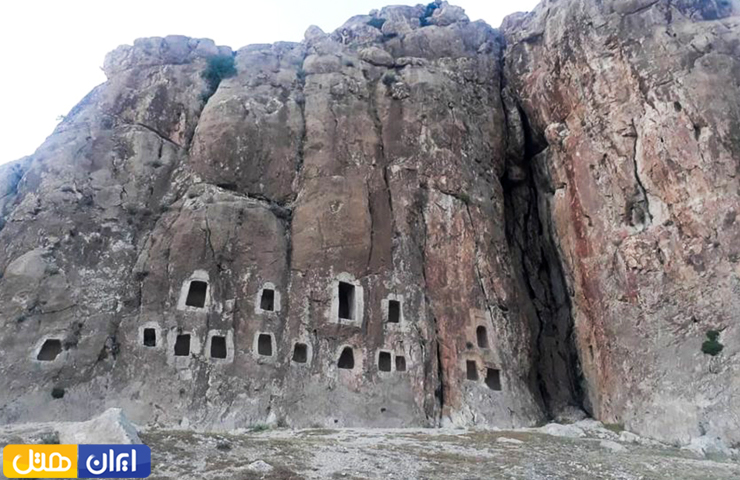 جاهای دیدنی کرمانشاه؛ از معبد آناهیتا تا بیستون زیبا! 8 عکسی از گور دخمههای اسحاقوند در کرمانشاه در دل کوه