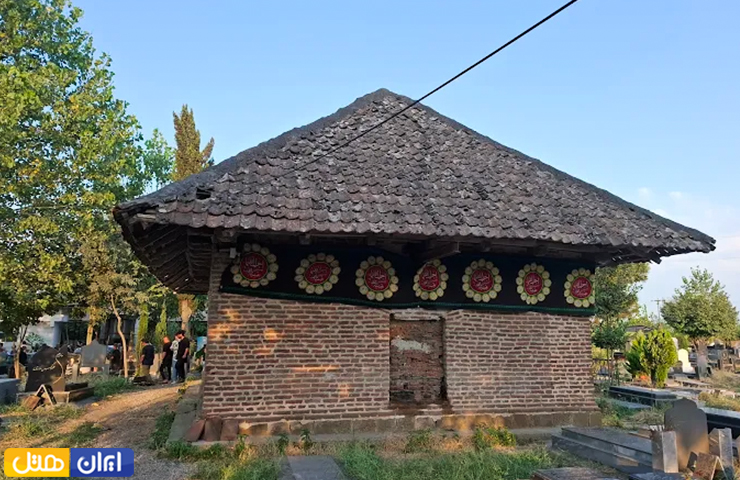 نمایی از بقعه آجری با سقف سفالی قطب الدین