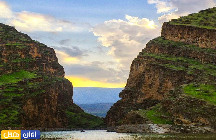 غروب زیبای خورشید از دریچه تنگه کافرین ایلام در فصل بهار