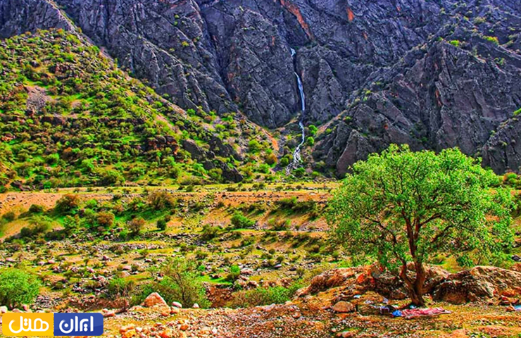 آبشار رفان در بلندای کوه و طبیعت بهاری در دره عشق شهرکرد