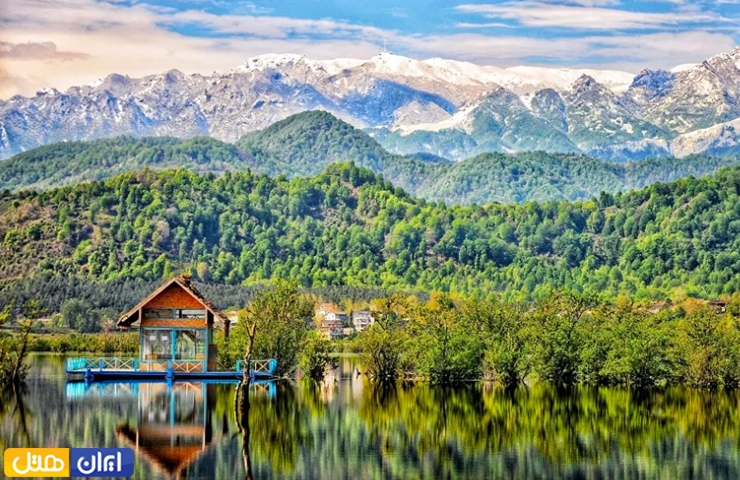 عکسی رویایی از کلبه‌ای زیبا در میان تالاب استیل و طبیعت بهشتی اطراف آن