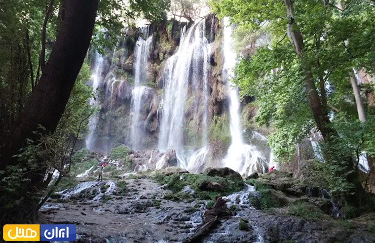 آبشار زیبای زردلیمه از جاهای دیدنی شهرکرد با درختان سرسبز بلوط و چنار در اطراف آن