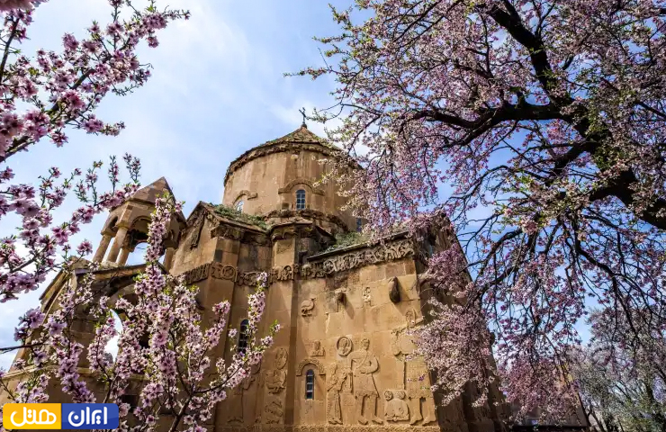 جاهای دیدنی وان؛ از سیاحت در مناظر طبیعی تا تفریحهای مهیج 22 تصویری زیبای از نمای پایین کلیسای آختامار ترکیه و درختان پر شکوفه در فصل بهار