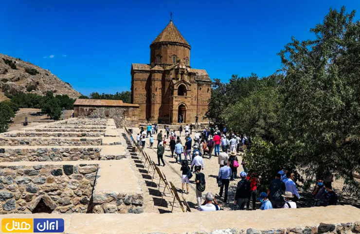 گردشگرانی که مشغول بازدید از کلیسای تاریخی آختامار وان هستند