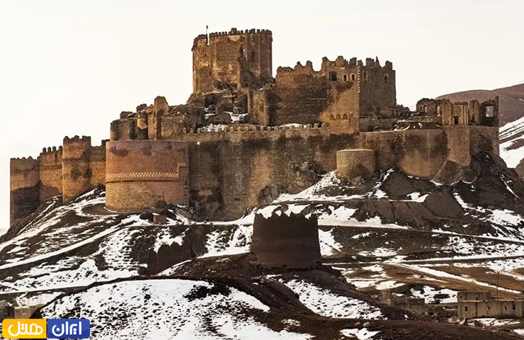 عکسی از بقایای استوار قلعه تاریخی وان در فصل زمستان با زمین برفی و سپید پوش