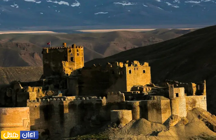 جاهای دیدنی وان؛ از سیاحت در مناظر طبیعی تا تفریحهای مهیج 10 تصویری از دیواره قلعه هوشاب وان در فصل زمستان از معروفترین جاهای دیدنی وان
