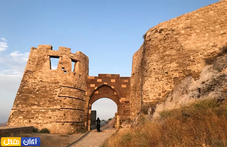 جاهای دیدنی وان؛ از سیاحت در مناظر طبیعی تا تفریحهای مهیج 9 نمایی از معماری و ورودی باشکوه قلعه تاریخی وان از جاهای تاریخی شهر وان
