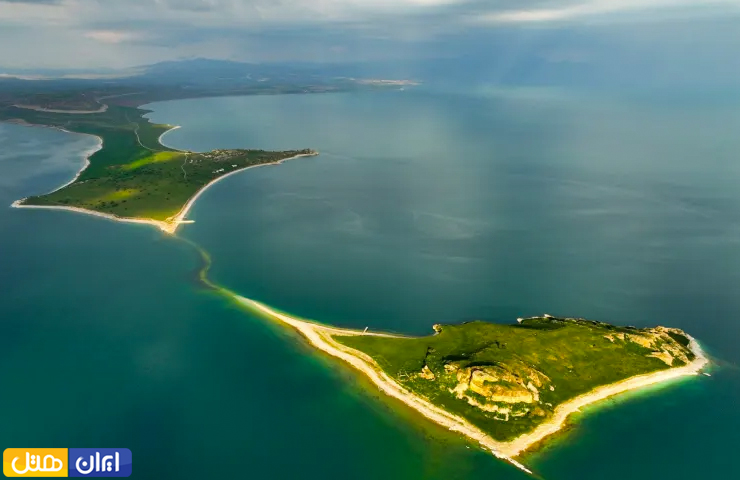 جاهای دیدنی وان؛ از سیاحت در مناظر طبیعی تا تفریحهای مهیج 1 عکس هوایی زیبا و چشمنواز از جزایر دریاچه وان در یک روز بهاری