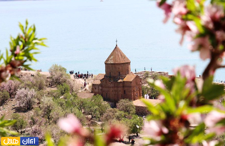 شکوفه‌های بهاری و تصویری از کلیسای وان در پس زمینه عکس