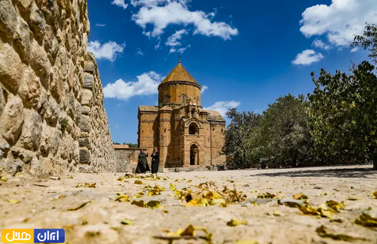 نمایی از کلیسای آکدامار شهر وان در فصل پاییز