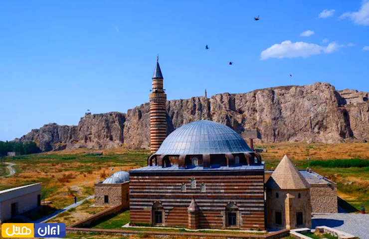 جاهای دیدنی وان؛ از سیاحت در مناظر طبیعی تا تفریحهای مهیج 25 عکسی زیبا از مسجد تاریخی کایا چلبی و طبیعت زیبای اطراف آن در یک روز پاک آفتابی