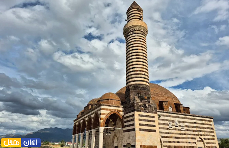جاهای دیدنی وان؛ از سیاحت در مناظر طبیعی تا تفریحهای مهیج 13 ساختمان آجری گنبد زیبا و منارهای بلند مسجد کایا چلبی وان