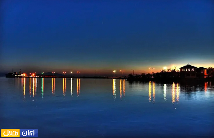جاهای دیدنی وان؛ از سیاحت در مناظر طبیعی تا تفریحهای مهیج 21 نمایی جذاب و آرامش بخش از اسکله زیبای وان در شب