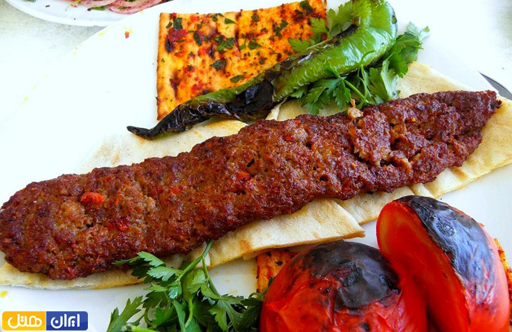 کباب آدنا غذای لذیذ در کنار مخلفات در بهترین رستوران‌های وان ترکیه
