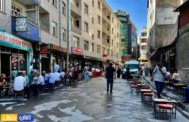 جاهای دیدنی وان؛ از سیاحت در مناظر طبیعی تا تفریحهای مهیج 17 تصویری از گردشگرانی که در فضای بیرونی کافههای خیابان جمهوریت وان نشستهاند