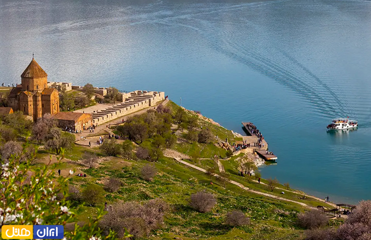 نمایی زیبا از دریاچه رویایی وان ترکیه در آغاز بهار و قایق‌های تفریحی گردشگری