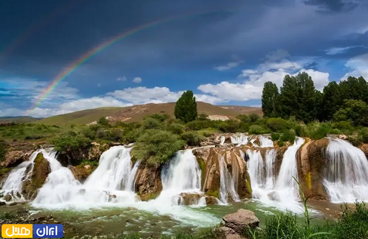 تصویر چشم‌نواز رنگین کمان بر فراز آبشار مرادیه در وان ترکیه در فصل بهار