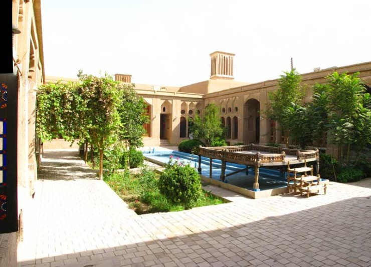 حیاط اصلی لاری یزد