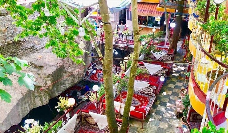 سفره خانه آبشار در تهران