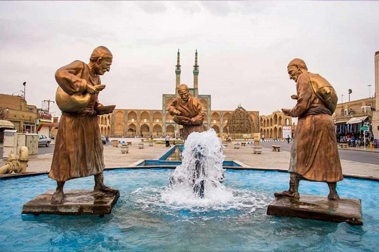 مجسمه های ورودی مسجد امیر چخماق