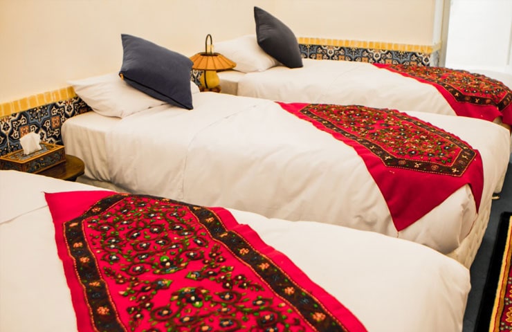 اتاق سه تخته اقامتگاه سنتی شهباز کرمان