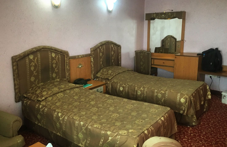 اتاق دو تخته توئین هتل ساحل ارومیه با روتختی سبز