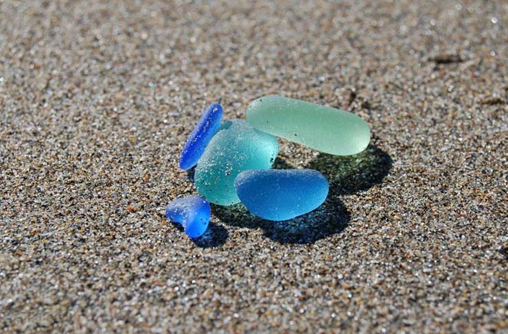 ساحل شیشه ای کالیفرنیا; بازی رنگ و آیینه